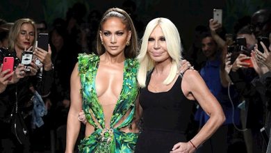 JLO VERSACE’NİN İLKBAHAR KAMPANYASININ YÜZÜ OLDU