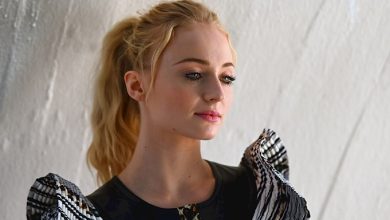 SOPHIE TURNER’IN  LOUIS VUITTON İMZALI GÜMÜŞ GELİNLİĞİ